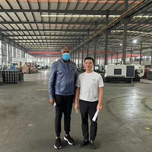 Clientes visitando a fábrica Dingtai e tirando uma foto em grupo