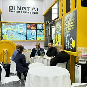 Tomando chá e discutindo negócios com clientes na exposição